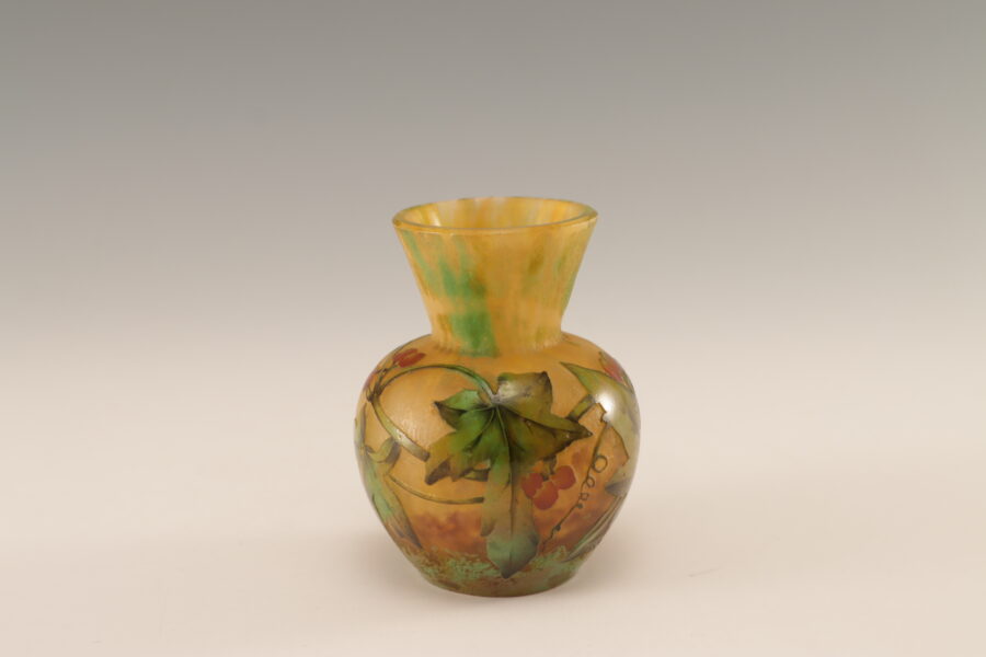 ドーム・ナンシー　スグリ紋コロン型花瓶
